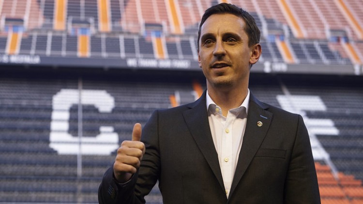 Gary Neville and the oranges on front of Valencia's sports daily @superdeporte_es this morn: pic.twitter.com/vZvyJnw3XJ&mdash; Covering Futbol (@coveringfutbol) December 4, 2015